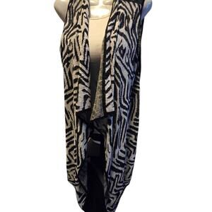 Chicos Women's Black and‎ White Patterned Open Front Vest